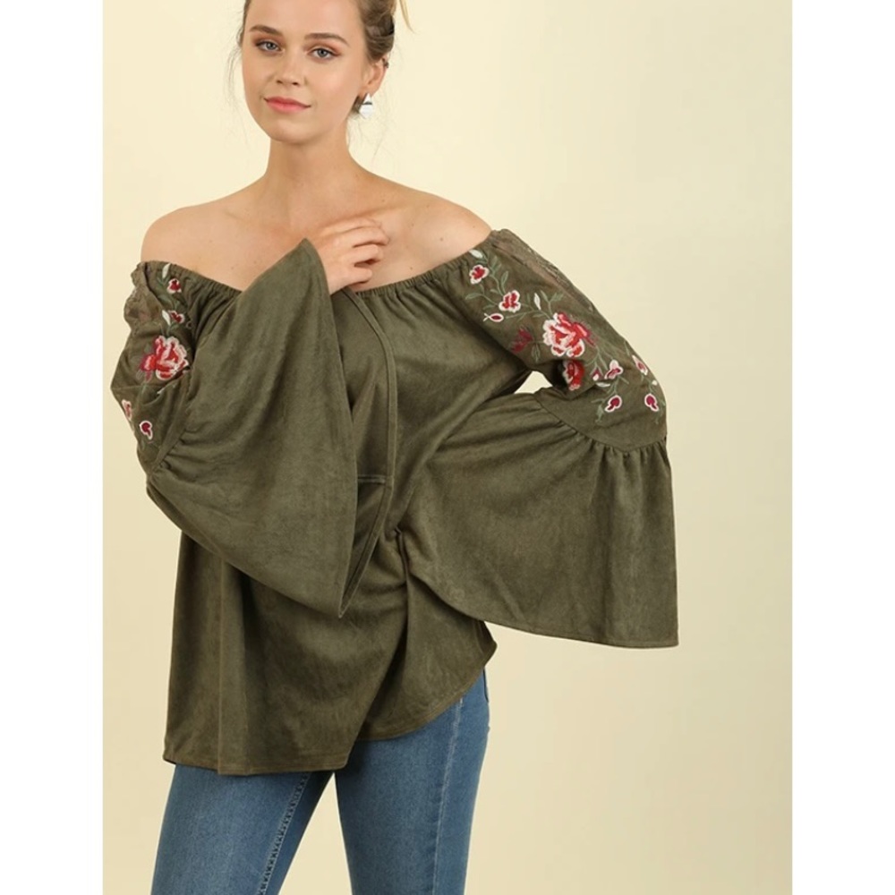 Off Shoulder Bell Sleeve Top w Floral Embroidery